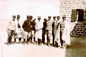 Fig. 1 Le commandant Donau au poste de Déhibat en 1910. (3e. personnage à gauche en vareuse sombre. Document aimablement communiqué par M. Th. Donneaux )