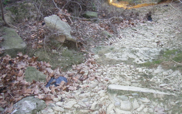 Fig. 5. Appareillage de pierres taillées à la traversée du Merdaux.